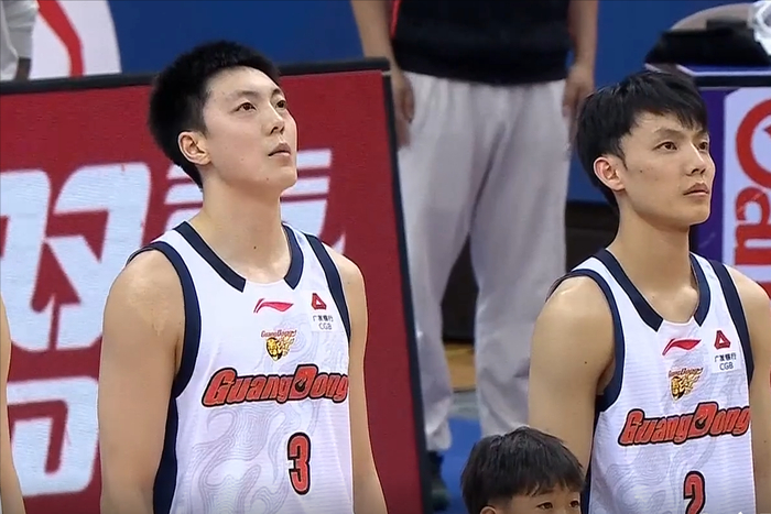 b体育下载-CBA:胡明轩13分加时逆转,18岁小将22+8,拼到4人五犯离场|麦考尔|王洪泽|米奇|韦瑟斯庞|客队_新浪体育_新浪新闻